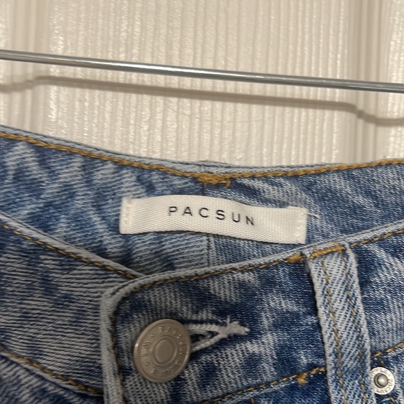 Pacsun Distressed Denim Cuffed Women’s Mom Jean Shorts Size 26 - Picture 3 of 6